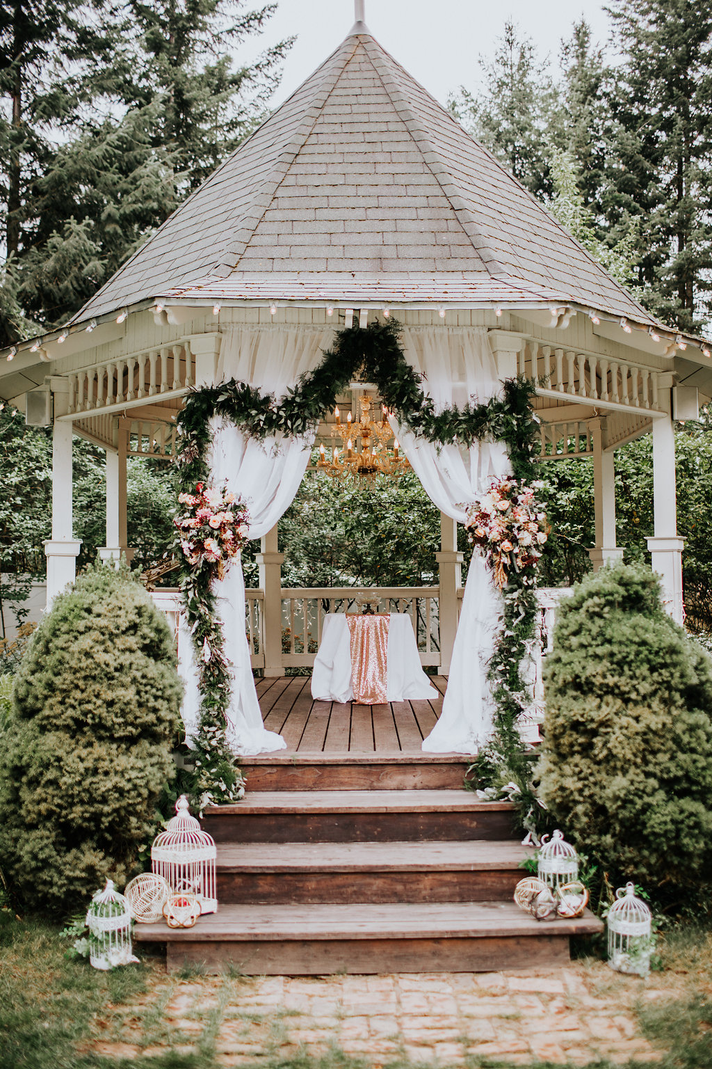 gazebo wedding venues - https://ruffledblog.com/glam-autumn-wedding-at-belle-gardens