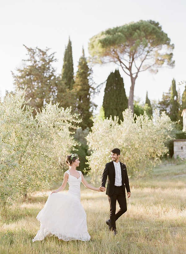 Intimate Harvest Elopement in the Rolling Hills of Tuscany #florence #italianweddings #elopementinspiration see more: https://ruffledblog.com/romantic-florentine-elopement/